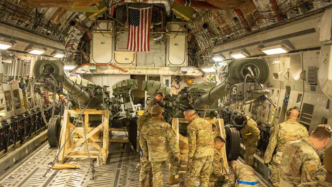 Des militaires américains chargent des obusiers M777 de 155 mm destinés à l'Ukraine dans un avion de transport sur une base navale de Californie fin avril.