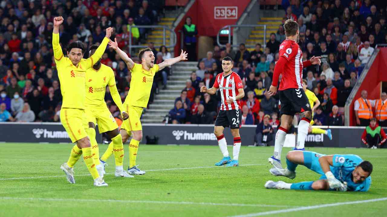 Les joueurs soulagés de Liverpool applaudissent après le but de Joël Matip.