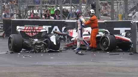 Un accident dhorreur brise la voiture Schumacher F1 en
