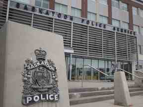 Un homme accuse davoir agresse des policiers de Saskatoon a