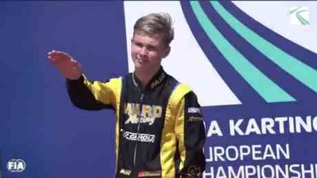 Un jeune karter russe apprend la punition apres le salut