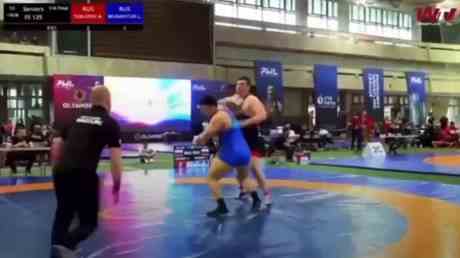 Un lutteur russe frappe son rival dans des scenes choquantes