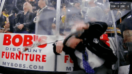 Un officiel de hockey sur glace blesse dans un incident