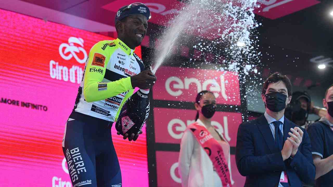 Biniam Girmay a célébré sa victoire d'étape dans le Giro d'Italia avec un œil étroit.