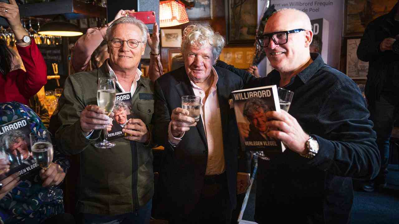 Willibrord Frequin avec Fons de Poel et René van der Gijp lors de la présentation du livre de Verlegen vlegel.