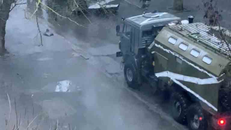 Les troupes russes sont vues entrer dans la ville de Kherson cette semaine
