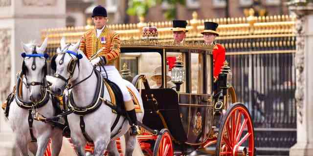 La reine Elizabeth II quitte le palais de Buckingham en calèche pendant Trooping the Colour.