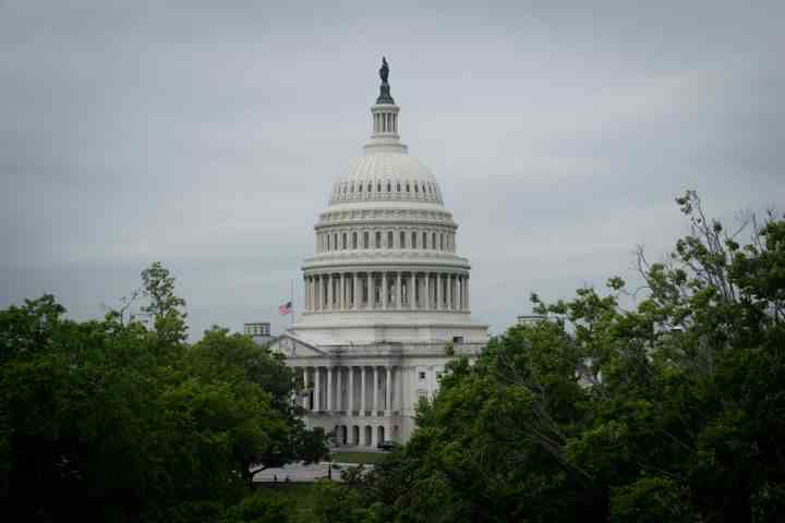 L’argent COVID est nécessaire rapidement, disent les responsables.  Leurs avertissements sont liés à plus d'un million de décès aux États-Unis et à une nouvelle variante qui hospitalise plus de 100 000 Américains et en tue plus de 300 chaque jour.  Les deux chiffres augmentent.