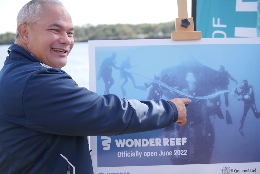 Le maire montre une photo de lui sous l'eau