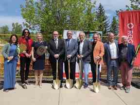 Les invités posent pour une photo lors de l'annonce que le centre de tennis East & Victor Alberta construit une bulle.