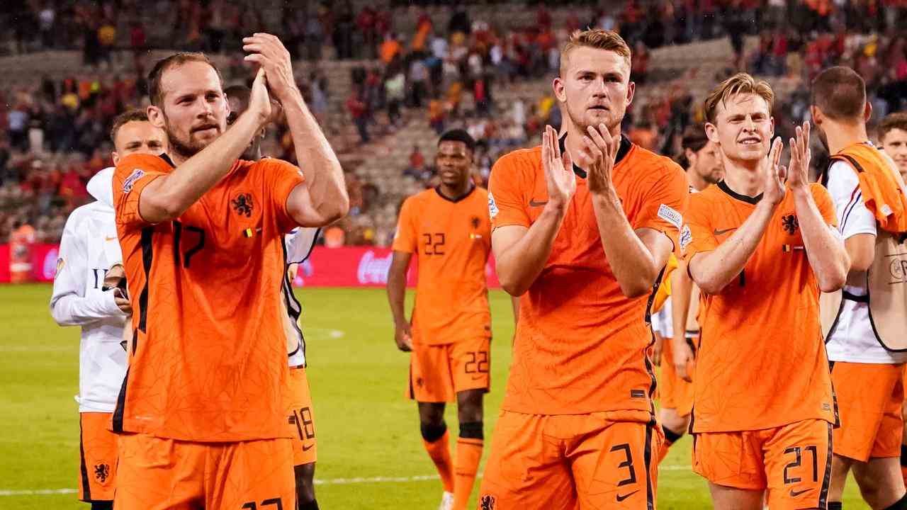 Les joueurs d'Orange remercient les supporters néerlandais de la section extérieure.