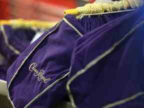 Les sacs de marque Crown Royal sont exposés vendredi à l'usine d'embouteillage de Diageo Canada.