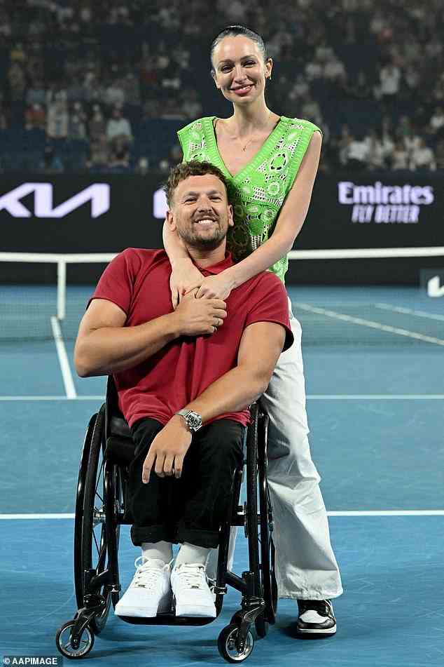 Lors de leur rencontre de 2022, l'Australien de l'année Dylan Alcott (photographié avec sa partenaire Chantell Otten) a fait rire la reine après avoir plaisanté en disant qu'elle 