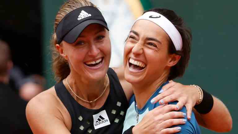 Kristina Mladenovic (à gauche) et Caroline Garcia célèbrent leur titre à Roland Garros