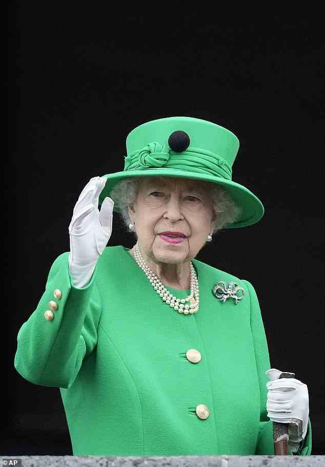 La reine Elizabeth II salue la foule à la fin du concours du jubilé de platine aujourd'hui