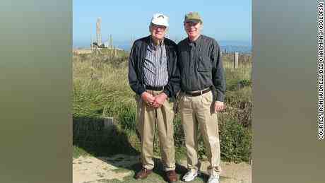 Le Ranger de l'armée de la Seconde Guerre mondiale James Hudnell et son fils Ron Hudnell retournent à la Pointe du Hoc en septembre 2006. 