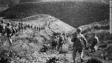 Un bataillon de Rangers lors d'une marche rapide sur un terrain vallonné lors d'une opération de manœuvre le 20 janvier 1943 en Afrique du Nord.