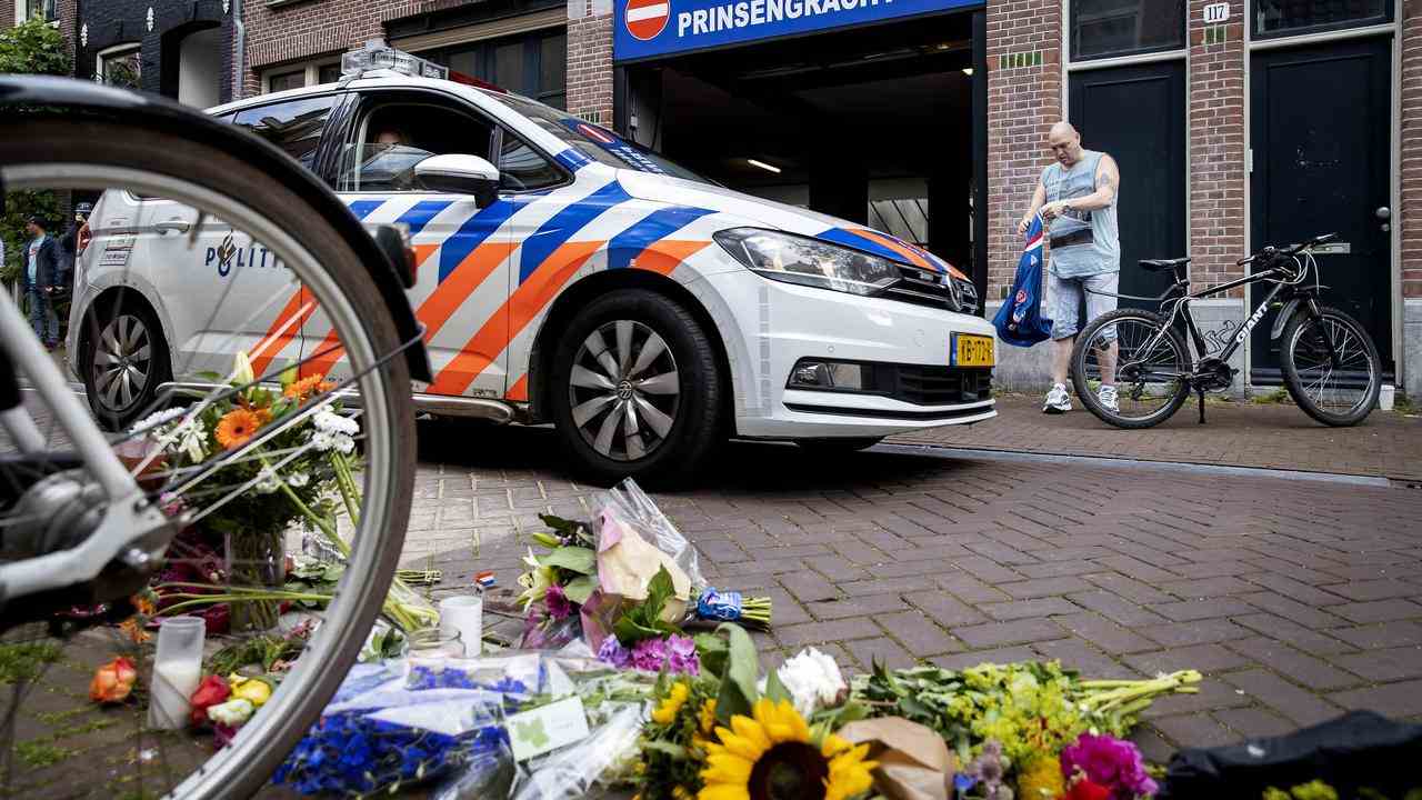 Les fleurs rappellent l'endroit où De Vries a été abattu