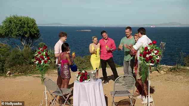 Avant la tragédie: Luke et sa future épouse Cindy ont rencontré leurs proches au sommet d'une falaise pittoresque avant leur mariage