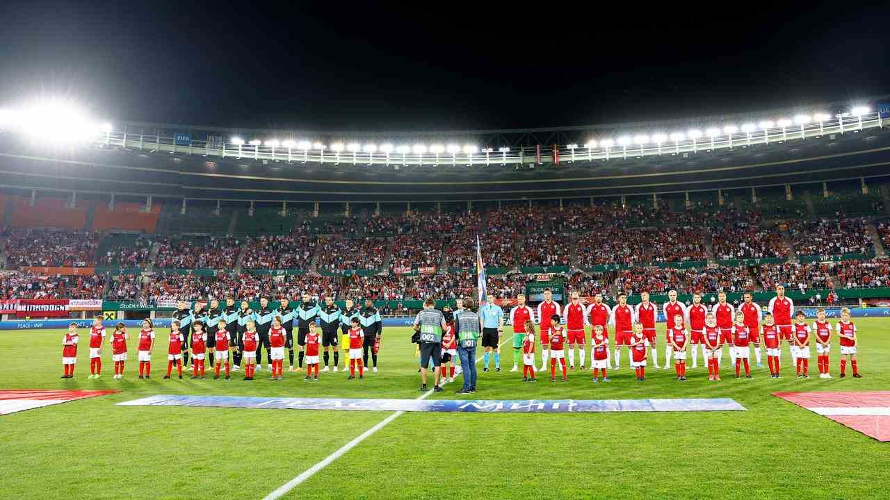 Vers 21h50, toutes les lumières du stade se sont rallumées pour que le match puisse commencer à 22h15.