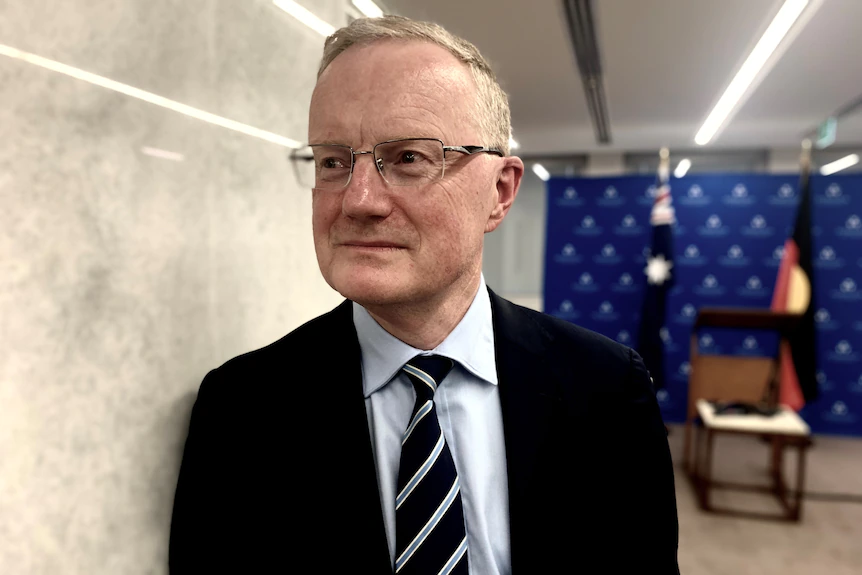 Le gouverneur de la Banque de réserve, Philip Lowe, après une conférence de presse au siège de la RBA à Sydney.
