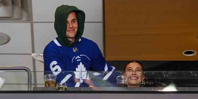 Hailey Baldwin et Justin Bieber assistent au match des Maple Leafs contre les Flyers de Philadelphie au Scotiabank Arena le 24 novembre 2018 à Toronto, au Canada.