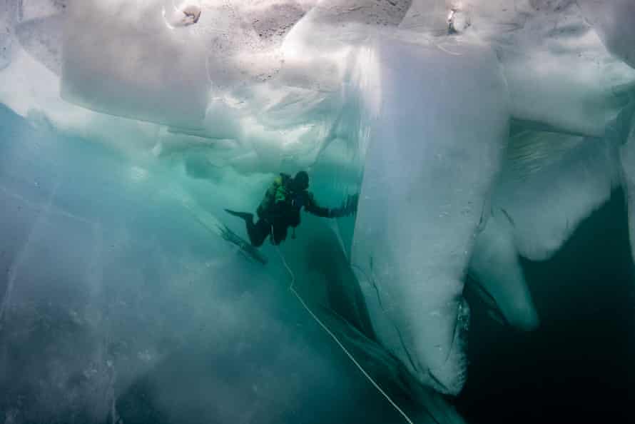 Immenses murs de formations de glace sous l'eau
