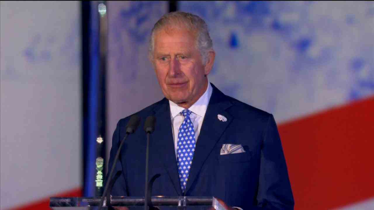Beeld uit video: Prins Charles brengt eerbetoon aan 'mummy' Elizabeth op jubileumconcert