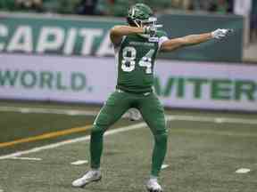 Le receveur large des Roughriders de la Saskatchewan Jakob Prall (84) célèbre après une réception réussie en seconde période lors du match d'ouverture des Riders au Mosaic Stadium le samedi 11 juin 2022 à Regina.