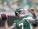 Le quart-arrière des Roughriders de la Saskatchewan Cody Fajardo a illuminé la défensive des Tiger-Cats de Hamilton lors de la deuxième moitié du match d'ouverture de la saison samedi au Mosaic Stadium.