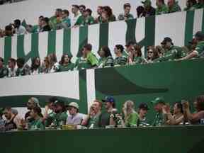 Les fans de Pil Country applaudissent lors de la première moitié du match d'ouverture des Roughriders au Mosaic Stadium le samedi 11 juin 2022 à Regina.