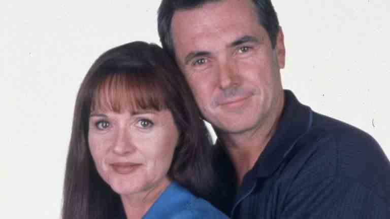 Alan Fletcher et Jackie Woodburne dans le rôle de Karl et Susan Kennedy dans Neighbours.