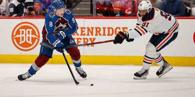 Le défenseur de l'Avalanche Cale Makar contrôle la rondelle contre Evander Kane des Oilers d'Edmonton lors des séries éliminatoires de la Coupe Stanley au Ball Arena le 2 juin 2022 à Denver, Colorado.