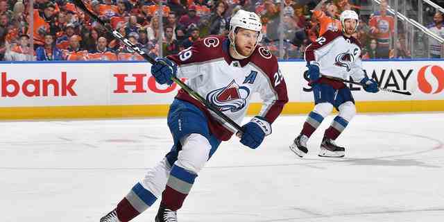 Nathan MacKinnon de l'Avalanche du Colorado court pendant les séries éliminatoires de la Coupe Stanley contre les Oilers le 6 juin 2022 à Rogers Place à Edmonton, Alberta.