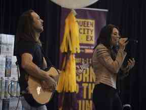 La chanteuse country Kendra Kay chante aux côtés de Chad Greziuk.  Kay se produira au QCX le 5 août avec l'artiste country Tim Hicks.