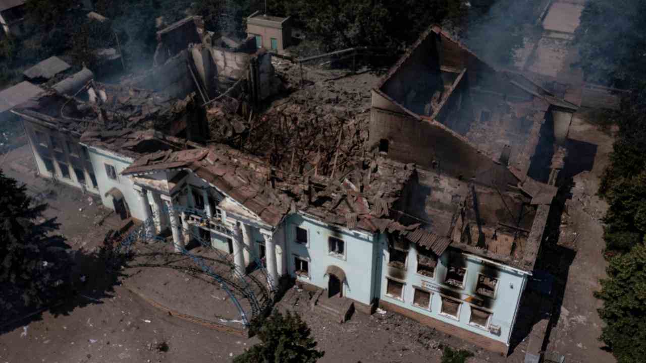 Images aériennes d'un bâtiment détruit à Lysychansk, la nouvelle cible de la Russie