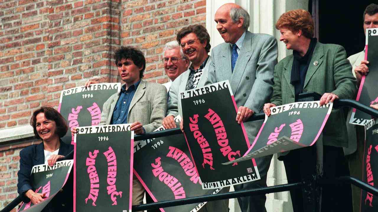 Le bourgmestre et les échevins de Haarlem posent en 1996 avec la pancarte du Pink Saturday.