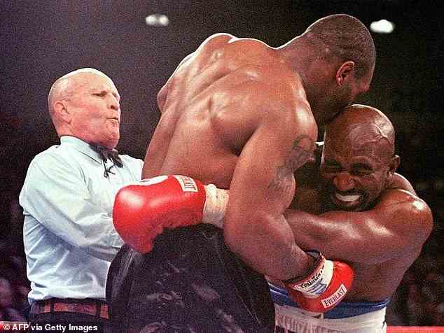 L'incident rappelle la tristement célèbre morsure de Mike Tyson sur Evander Holyfield en 1997