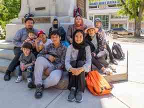 Hassina Mehter Khile, au centre, est assise avec sa famille et la famille Rahimi lors de la Journée mondiale des réfugiés à Saskatoon le vendredi 17 juin 2022. Les deux familles ont pu quitter l'Afghanistan après la prise de contrôle des talibans.