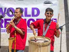 Des membres du groupe de musique andine Koricancha se produisent sur la place Civic à côté de l'hôtel de ville le vendredi 17 juin 2022 pour célébrer la Journée mondiale des réfugiés à Saskatoon.