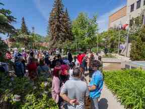 Des réfugiés et des sympathisants se sont rassemblés sur la place Civic à côté de l'hôtel de ville pour célébrer la Journée mondiale des réfugiés à Saskatoon le vendredi 17 juin 2022.