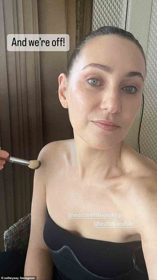 Zoë Foster Blake (photo), 41 ans, épouse du comédien Hamish Blake, a montré sa peau impeccable tout en se maquillant