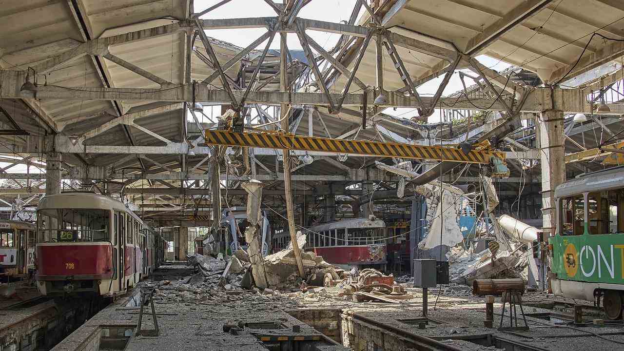 Une station de tramway bombardée à Kharkiv.