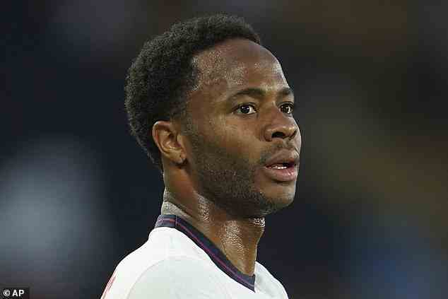 La star de Manchester City, Raheem Sterling, est l'un des nombreux joueurs étroitement associés à Chelsea