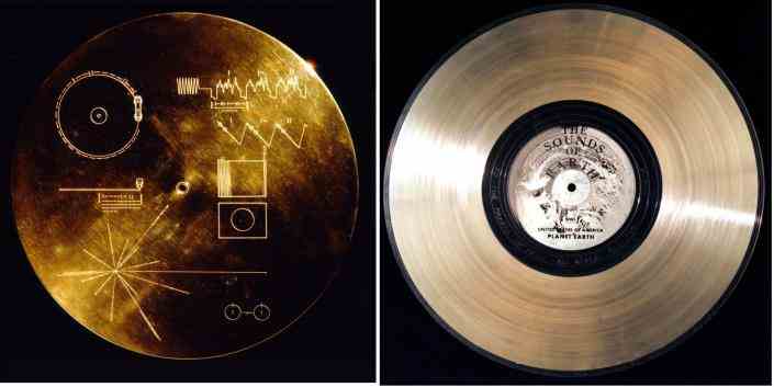 Les deux faces du disque d'or de la NASA à bord des sondes Voyager peuvent être vues ici.