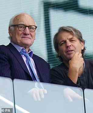 Le nouveau propriétaire de Chelsea, Todd Boehly (à droite), aurait exploré la possibilité de nommer Edwards à un poste de recrutement senior.