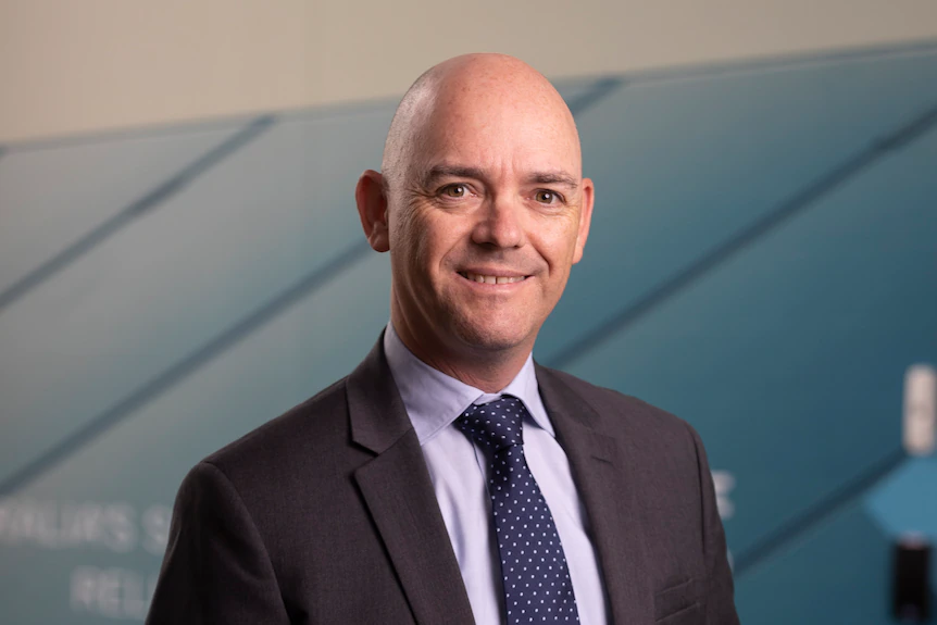 Portrait du directeur général de l'Agence australienne des énergies renouvelables, Darren Miller.