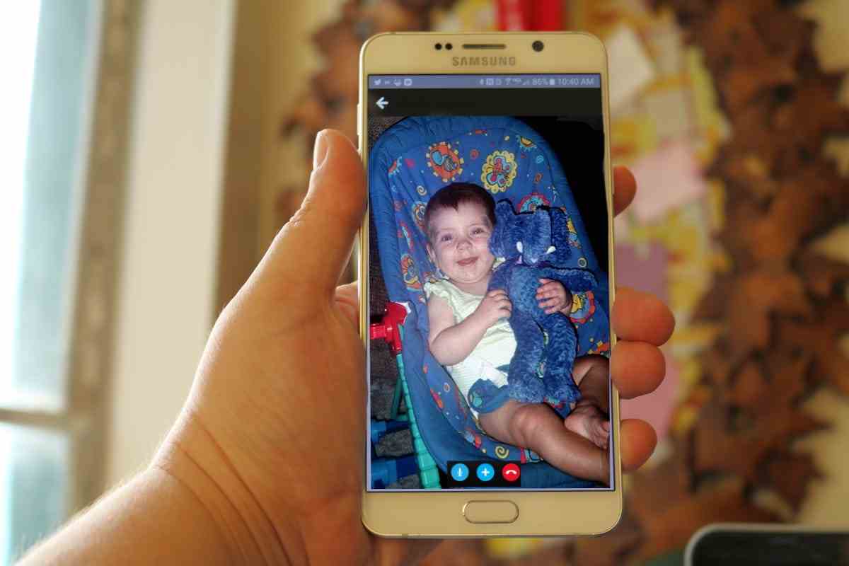 Téléphone Android avec la photo d'un enfant