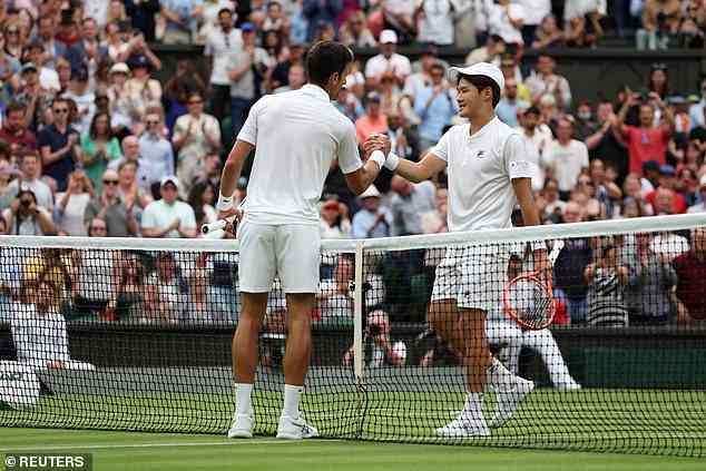 Djokovic serre la main du Sud-Coréen Kwon Soon-woo qui a réussi à tester la tête de série