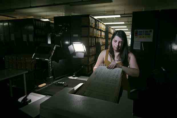 Times Series : Laura Gowing, une technicienne de Findmypast, numérise des pages individuelles des 30 000 volumes du recensement de 1921 (Mikael Buck/Findmypast/PA)